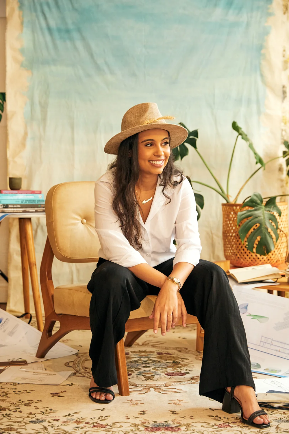 Karina Costa com chapéu